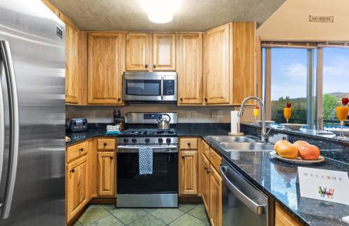 KBM Resorts Crestview Condos Spacious condo near Olympic Park with gas fireplace year-round pool hot tub city wide shuttle access. CVC-308B - Foto 3