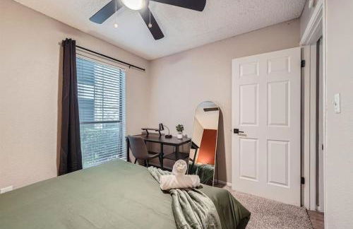 Your Chill 2B Getaway - 10min to DTWN - W/D, Pool, Prkg - Foto 13