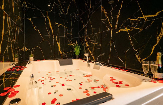 Le Moment Bien-Être - jacuzzi privatif, terrasse et parking privé gratuit au centre de Saint-Omer - Photo 79