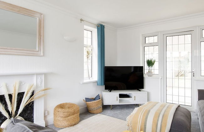 Bright Modern 4 br House 100 Metres From Beach - Photo 5