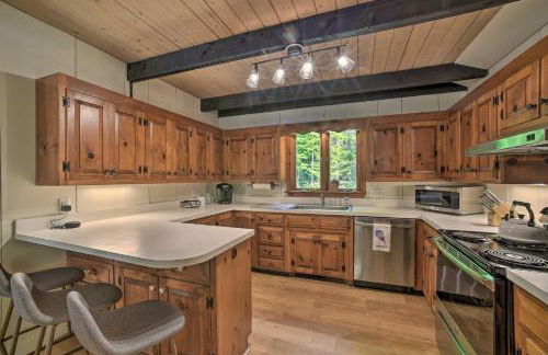 Sleek Cabin with Deck, 8 Miles to Mount Snow and Hikes - Foto 9