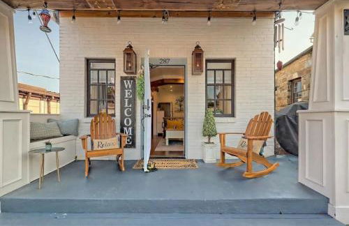 King Bed Bungalow Just Feet from Historic Main Street - Foto 24