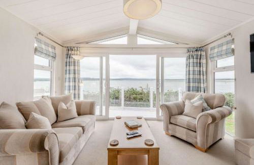 Bay View 2-Bed Lodge with Glorious Harbour View and Balcony - Photo 14