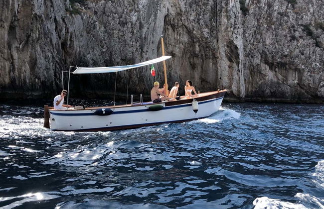 Balade en gozzo dans les grottes de Capri - Photo 2