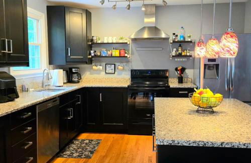 Spacious 4BR Retreat Yard, BBQ & Prime Location - Foto 6