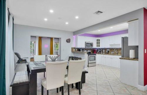 Escape GameRoom, BAR, BBQ, Spacious,KING Bed, All Luxury mattresses, Near Beach, 6 blocks away from Bars, Nite Clubs, Res, Shops - Photo 15