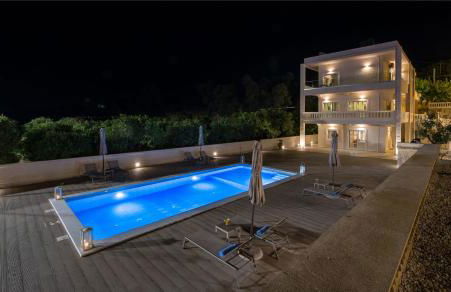 Queen Electra with pool and tennis court - Photo 21