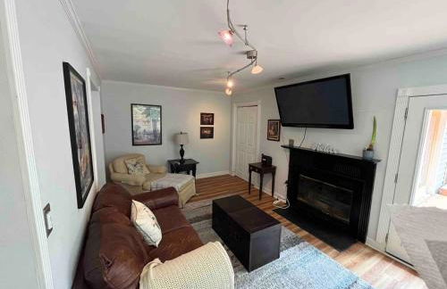 3 Bedroom Cozy Cottage with fenced in backyard and hot tub 4 miles to the beach - Foto 17