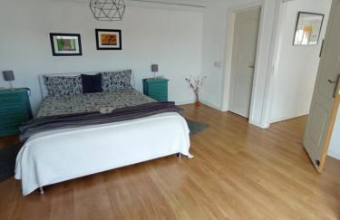 Alojamento - Apartamento ou quarto - Estacionamento à porta - Foto 14