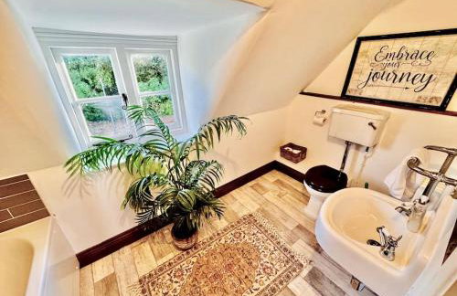 Stylish Tudor Cottage & Hot Tub - Photo 22