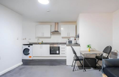 Modern Derby Studio - Sleeps 4, Close to Amenities & Parking - Foto 24
