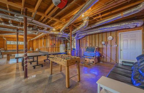 Large Luxury House, King Beds and More, Hot Tub, Theater, Fireplace, Game Room, Ping-pong, Pool Table, Air Hockey, Arcade, River, Big Kitchen, Nice Porch, Quiet, Good for Families and Large Groups, Near UGA Golf Course, Close to UGA & Stanford Stadium - Photo 78