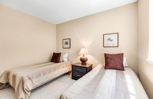 Misty Lady at Water's Edge - Foto 12