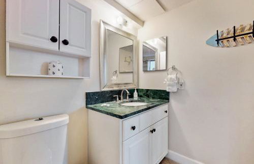 Modern oceanfront condo with outdoor pool, balcony, & washer/dryer - Foto 20