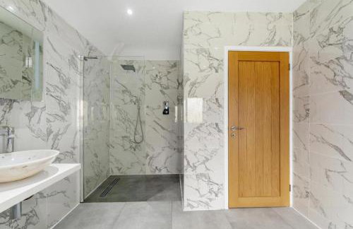 Luxurious Relaxing 6 Bed House for great comfort - Photo 20