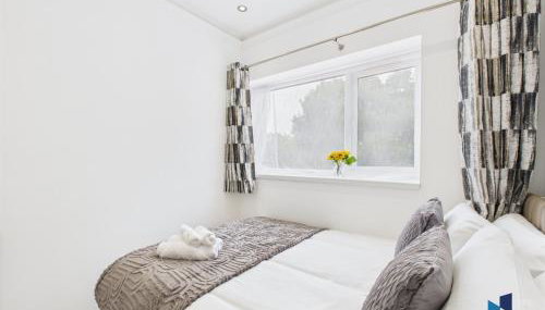 Modern 4BR House, Spacious, Garden, Free Parking - Foto 3, towels, wardrobe