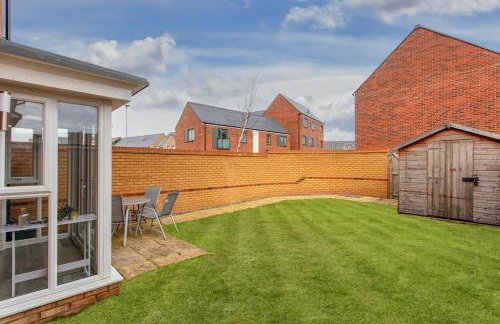 Detached House in Brooklands - Prime Location - Driveway Parking, Self-Check-In, Fast WiFi and Smart TV by Yoko Property - Foto 30