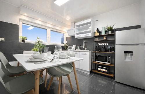 STN Kocherwald Suite - Ferienwohnung mit 4 Schlafzimmer, 8 Big Beds, Parkplatz & Balkon, Highspeed WLAN, Netflix Premium, Zentral zu Audi & Schwarz Gruppe - Foto 1