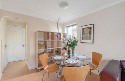 2BR Waterside View Free Parking Fast WiFi Terrace Balcony TV BBQ Garden Access - Foto 24