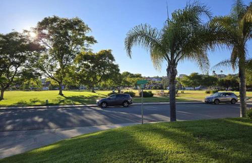 Entire Private Home with 4 Bedrooms, Pool, Hot Tub, King Bed, Garage, Available Now - Foto 21