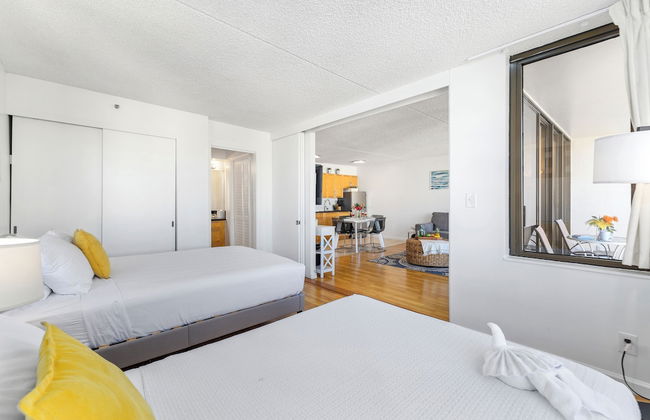 Partial Ocean View Condo with 2 Beds and Parking - Foto 48