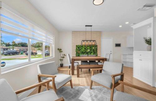 Tropical Park Oasis Peaceful Miami Family Home - Photo 3