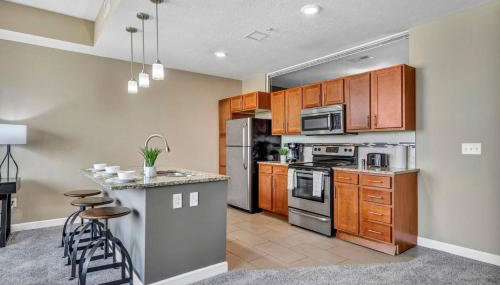 LAKE VIEWS! 15th Floor Downtown High-Rise | Gym - Foto 2