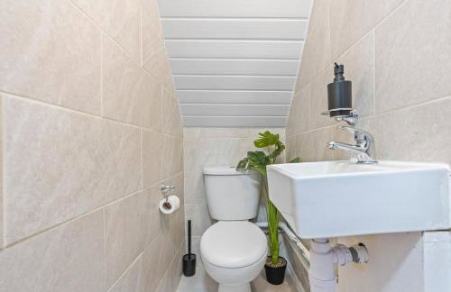 Stylish 4Bed Executive Stay WiFi and Parking - Photo 10