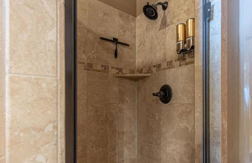 HotTub-Elkpoint-True Ski In Ski Out Family &Pet Friendly - Photo 24