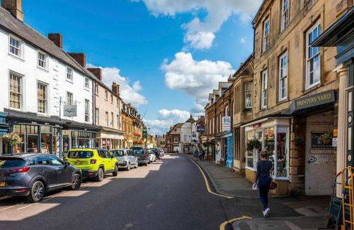 Cybil's Retreat - Renovated 2 bedroom house with enclosed garden - Photo 29