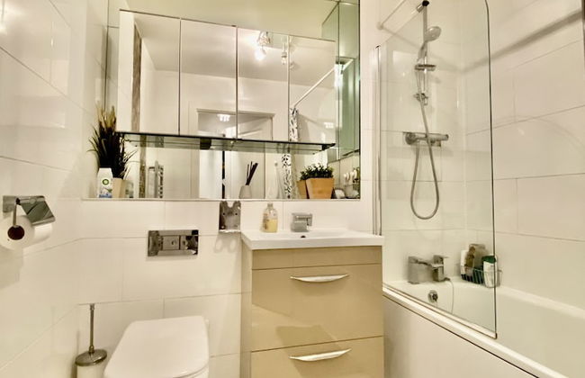 Captivating 1-bed Apartment Greater London - Foto 15