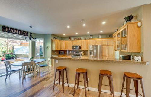 Spacious Home with Swim Spa and Deck in Medford! - Foto 7