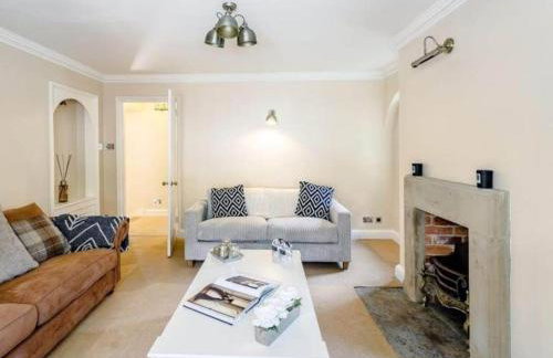 North Lodge - 17th Century Gate Cottage at Hassop Hall - Photo 4