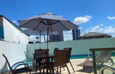 Apto com localização privilegiada e piscina - Charmoso e completo - Foto 2