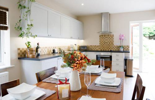 " Orchard Croft Lodge ", New Property, DOG FRIENDLY, Ideal for all Goodwood Events, 5 Minutes from Southend Barns, 9 Minutes From Sandy West Wittering Beach, 2 Bathrooms, Can Sleep 8 On Request, ' Starlink ' Wi-Fi & Sky Sports, Zip & Link Super-King beds - Foto 25