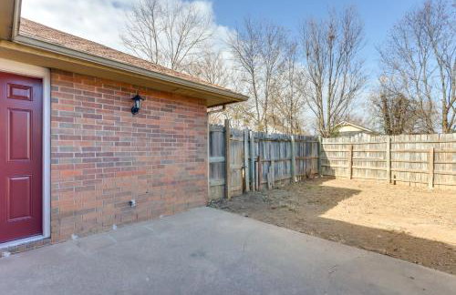 Home with Fenced Yard Near Dtwn Rogers! - Foto 19