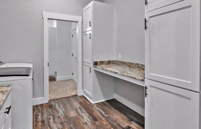 New Luxury Texas Farmhouse - Photo 17