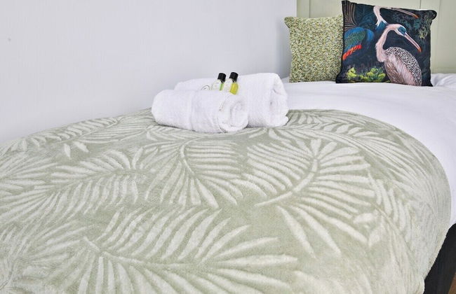 North Road New Luxe Flats with Parking - Photo 35