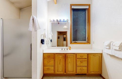 Redwood Rest Getaway - A-Frame with Hot Tub & Deck - Foto 13