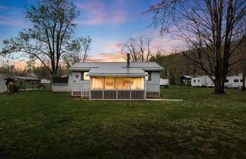 Serene Riverfront Cabin Haven near South Branch Potomac River in West Virginia - Foto 1