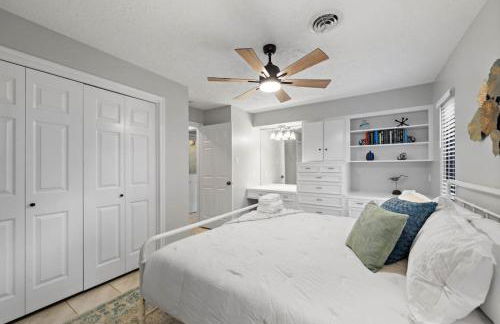 Waterfront oasis with private pool, game room, fire pit and volleyball court - Foto 49