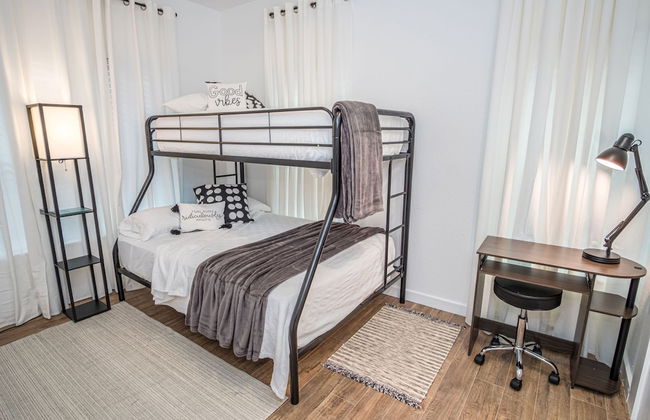 Huge Remodeled 5BR 4BA House Sleeps 20 Downtown - Photo 13