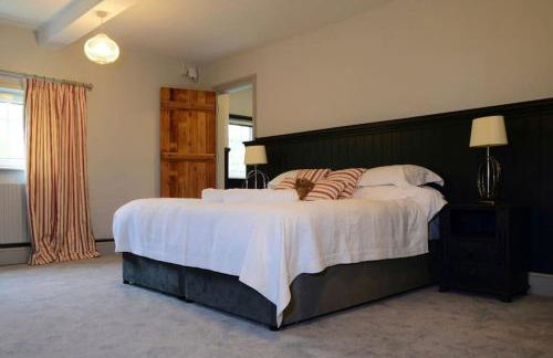 Stunning Manor Farmhouse - Photo 19