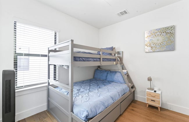 East Downtown 3BR Condo Free Parking Sleeps 7 - Foto 3