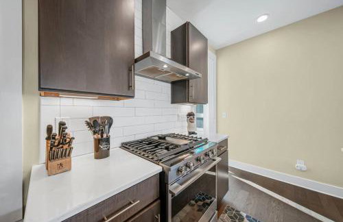 Modern 4-Story 3-BR Townhome with Rooftop Lounge - Foto 32