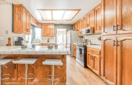 Stylish 3BR/2BA Retreat w/ Pool! Dream Getaway - Foto 30