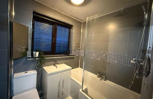 3 Bed House - Sleeps 6 - Parking - Wifi - Photo 9