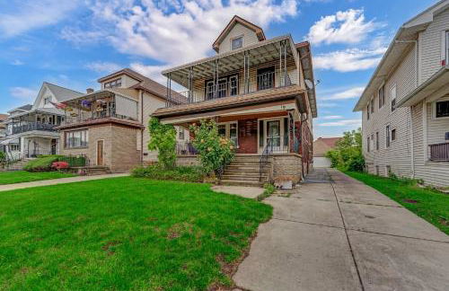 Renovated Main Floor Large 3 Bed House - Photo 27