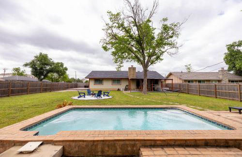 Luxury 4BR Oasis with Pool, Hot Tub & Game Room! - Foto 32