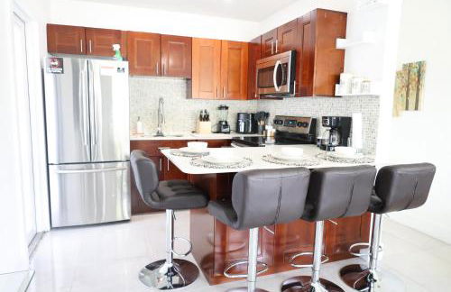 GREAT Luxe House NEAR Downtown & Marina in Miami - Photo 8